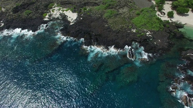 天线:浅蓝的海水和岩石海岸上的波浪视频素材