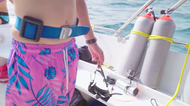 穿着潜水负重带和粉色泳裤的男人的肚子视频下载