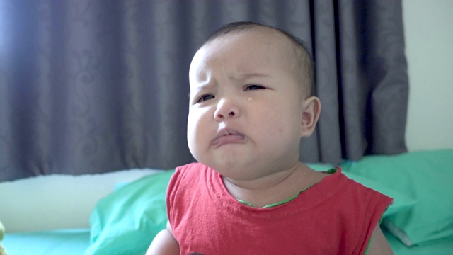小女孩在哭，宝宝喜怒无常视频素材