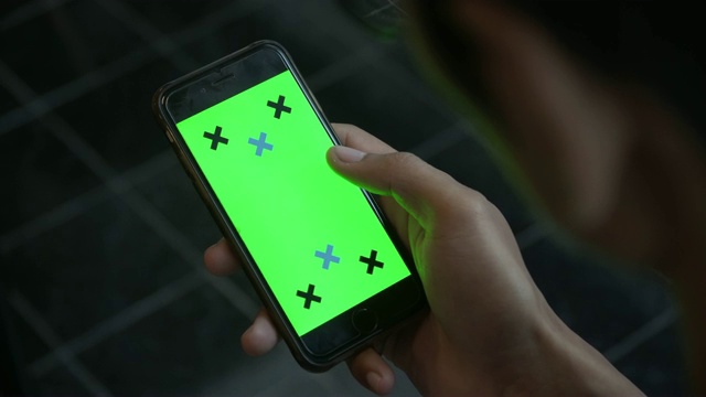 特写男子使用智能手机与绿色屏幕视频下载