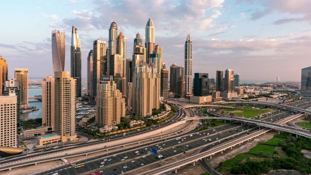 时间流逝在迪拜的交通视频素材