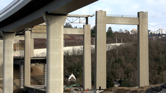拆除高速公路桥梁立柱、钢筋混凝土桥梁视频下载