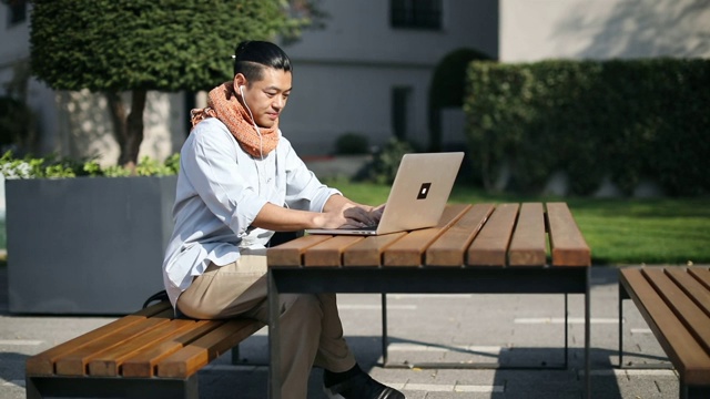 日本中年人正在用笔记本电脑工作视频素材