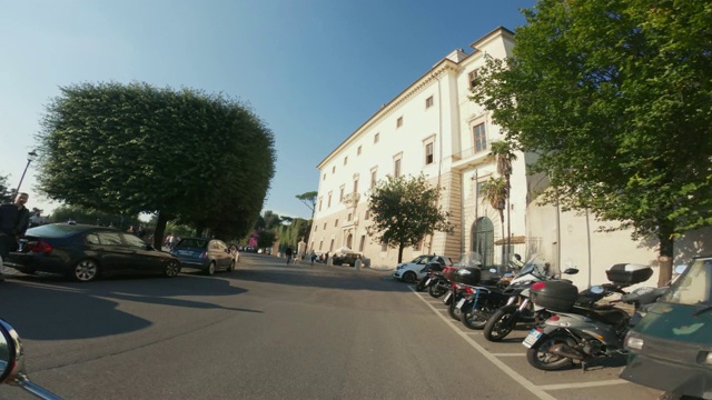 骑摩托车:在罗马市中心骑摩托车视频素材