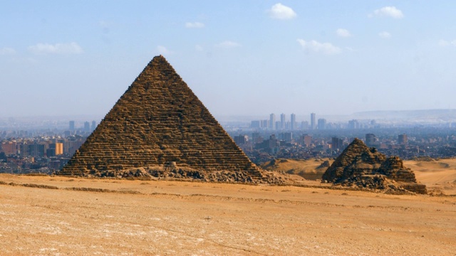Menkaure金字塔，开罗在远处视频素材