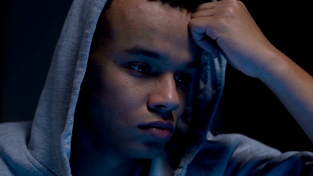 悲伤的非洲裔美国少年用手捂着脸，心理问题视频下载