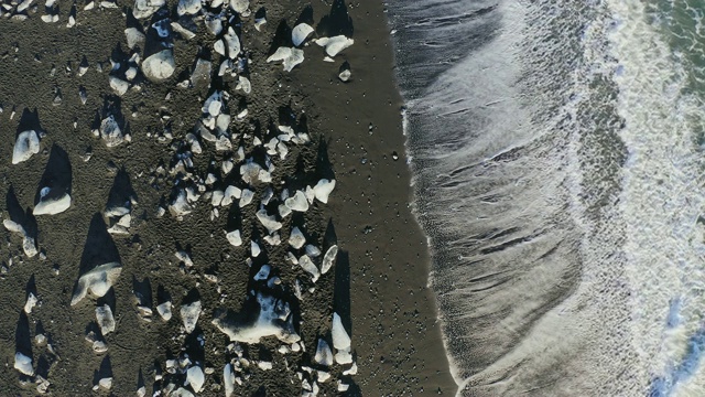 冰岛钻石海滩上的冰鸟瞰图视频下载