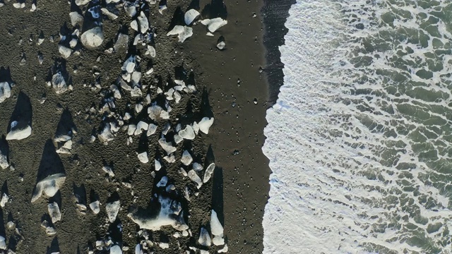 高角度视图变焦在钻石海滩上的冰，冰岛的视频视频下载