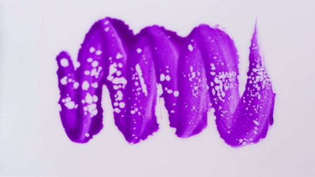 白色纸上的紫色水彩画。视频素材