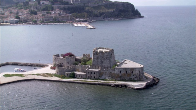 Bourtzi城堡位于Nauplion港的一个岛上。视频下载
