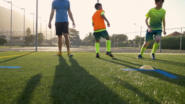 足球队练习训练训练视频素材