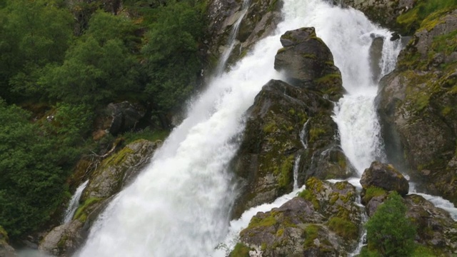 克莱瓦弗森瀑布，挪威布里克斯达尔冰川视频素材