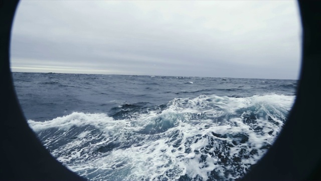 在波涛汹涌的海面上，从一艘船的舷窗里视频素材