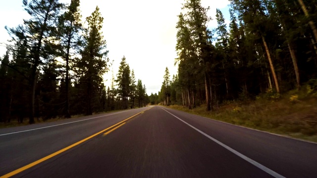 开车经过怀俄明州的大提顿国家公园视频素材