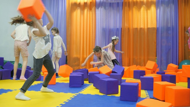 孩子们的游戏室。玩泡沫立方体。视频下载