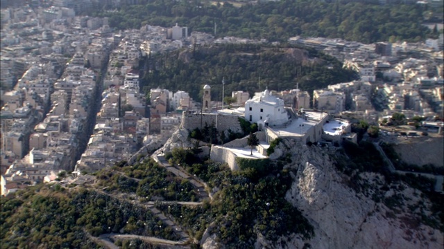 Agios Giorgios教堂坐落在希腊雅典的Lykavittos山上。视频下载