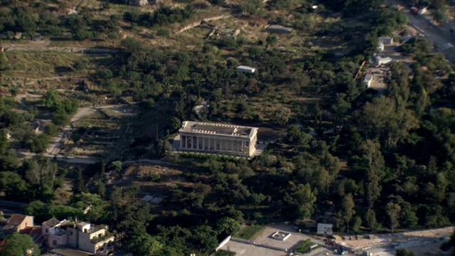 希腊雅典赫菲斯托斯神庙遗址周围环绕着树木。视频下载