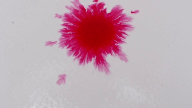 粉红色的水彩滴在白纸上视频下载