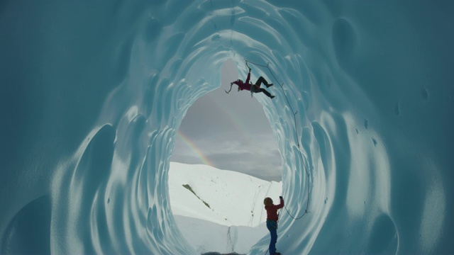 美国阿拉斯加州，彩虹/帕尔默，协助冰攀登者攀登冰川隧道视频素材