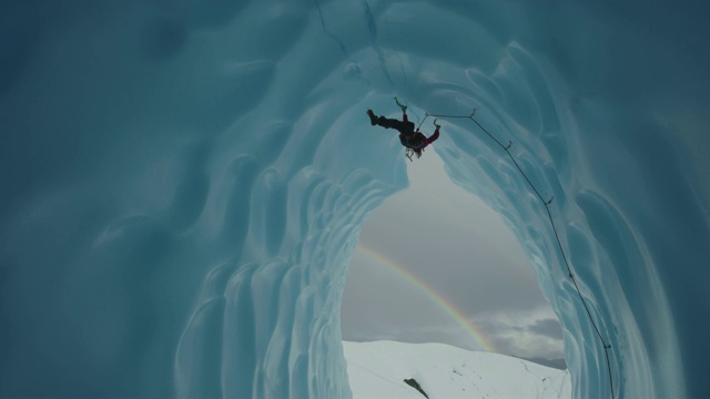 冰攀登者在彩虹/帕尔默附近使用钩子攀登冰川隧道，阿拉斯加，美国视频素材