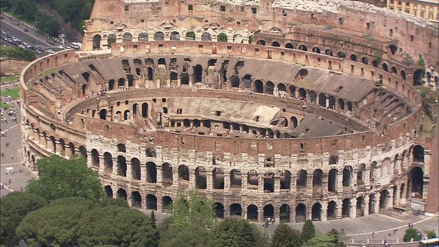 游客参观意大利罗马的斗兽场。视频下载