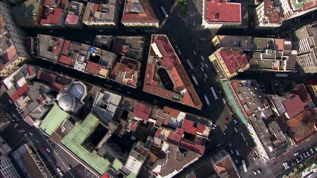 从空中俯瞰意大利那不勒斯绵延数英里的高楼大厦。视频下载