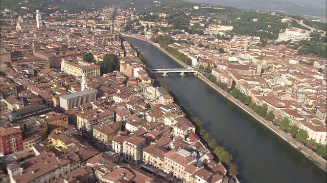 一座桥横跨维罗纳的阿迪杰河。视频下载