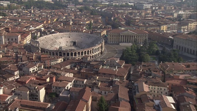 古老的维罗纳竞技场坐落在维罗纳众多现代建筑之中。视频下载