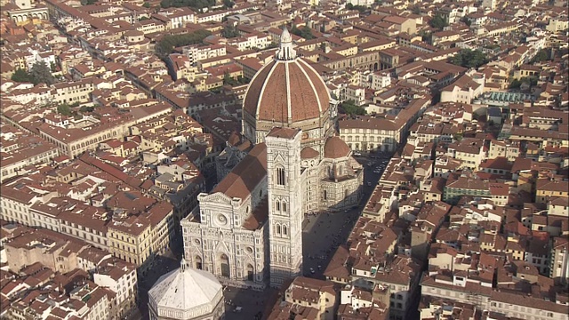 大教堂和钟楼耸立在意大利佛罗伦萨的圣母大教堂之上。视频下载