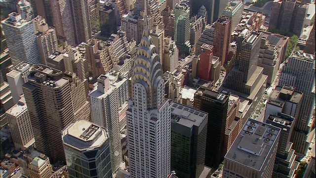 高楼大厦环绕着曼哈顿中城的克莱斯勒大厦。视频下载