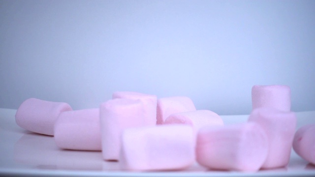 粉色棉花糖慢动作落下。视频下载