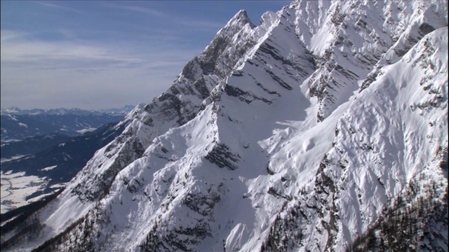 奥地利阿尔卑斯山脉的一座被雪覆盖的山峰。视频下载