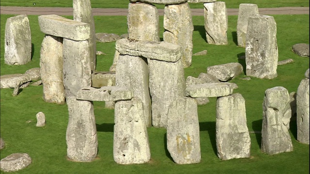 英国威尔特郡索尔兹伯里平原上神秘的巨石阵塔。视频素材