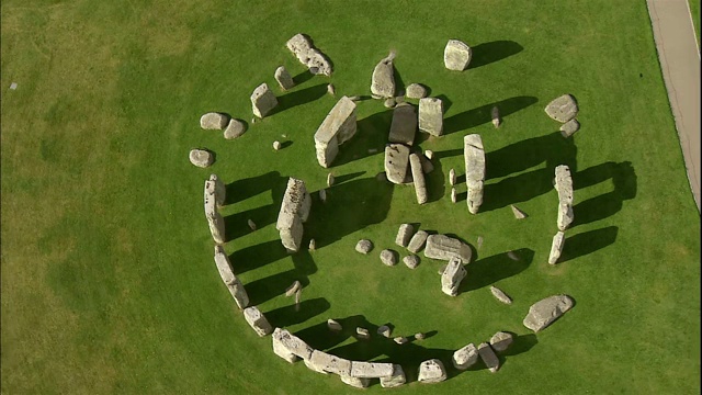 英国威尔特郡索尔兹伯里平原上神秘的巨石阵塔。视频素材