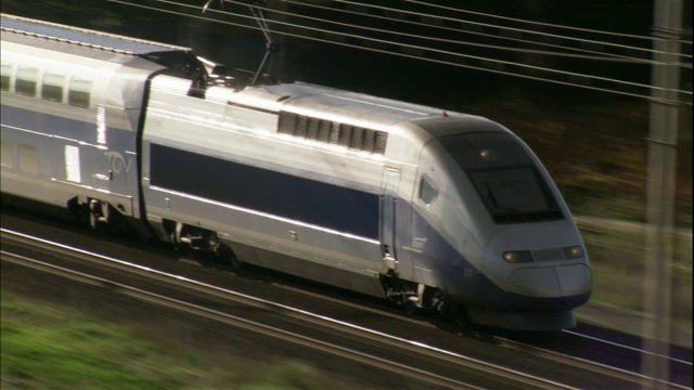 TGV火车穿过法国的乡村。视频下载