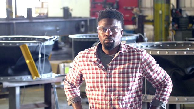在金属制造厂工作的非裔美国人视频素材