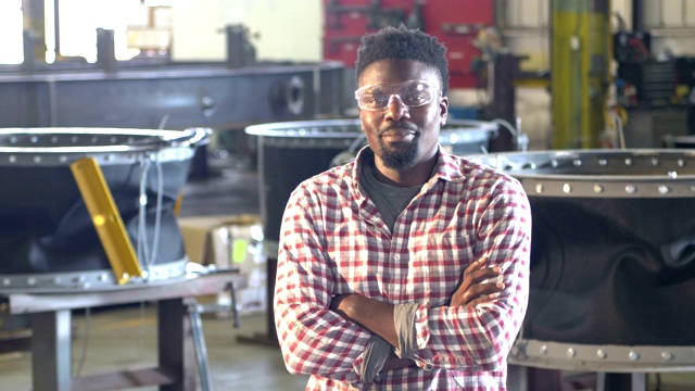 在金属制造厂工作的非裔美国人视频素材
