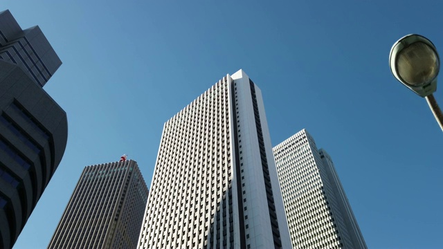 跟踪拍摄。东京新宿城市景观办公室背景，日本。视频素材
