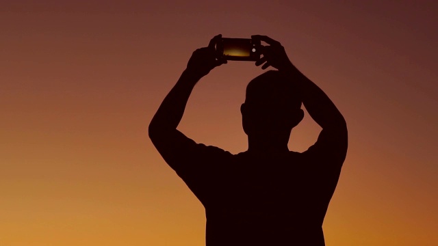 男子拍摄日落。视频素材