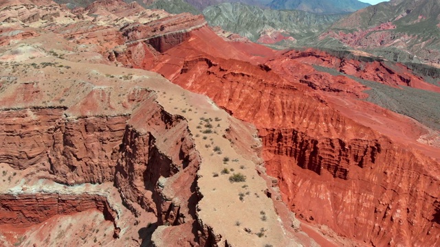 飞过科罗拉多州，阿根廷，萨尔塔的五彩山脉视频素材