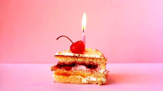 生日蛋糕与樱桃和燃烧的蜡烛为生日在粉红色的背景。时间流逝的视频视频素材
