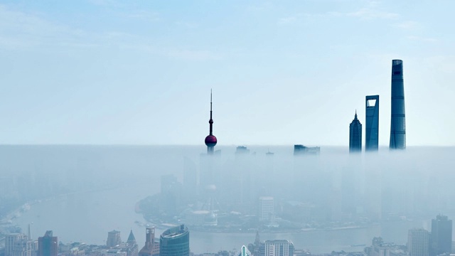 4K:中国平流层云中清晨的上海城市景观视频素材