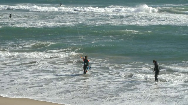 在半月湾附近的风筝冲浪运动的平移镜头，加利福尼亚，美国，北美视频下载