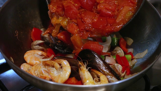 烹饪海鲜焗饭视频素材