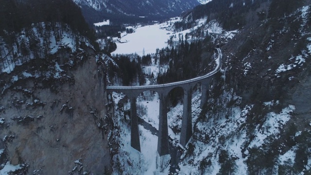 高架桥,冬天,瑞士阿尔卑斯山,航拍视角视频素材