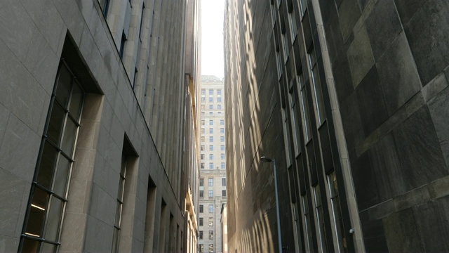 高楼大厦之间的小巷视频下载