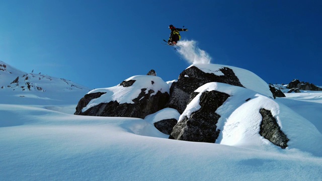 滑雪者跳入新鲜的粉末中视频素材