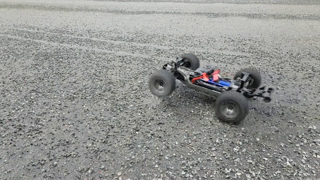 慢动作电影显示RC玩具车的快速加速。RC赛车户外比赛美丽的背景。视频下载