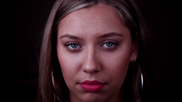 悲伤的年轻女子的肖像视频素材