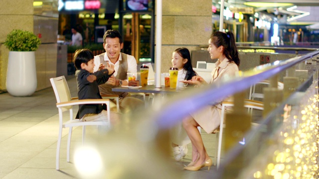 亚洲家庭在咖啡店聊天放松视频下载